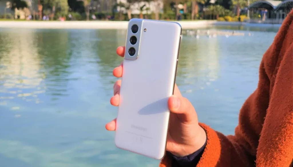 Samsung S21 recenzja: czy warto kupić ten smartfon? Zalety i wady